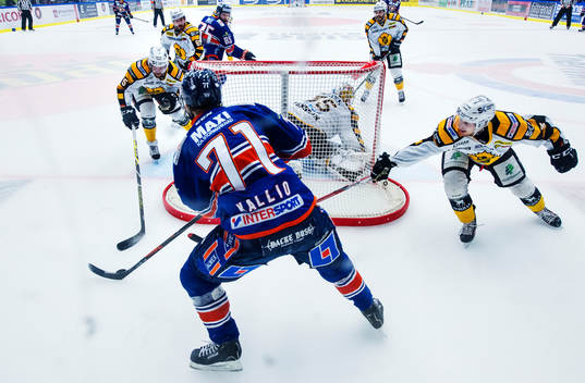 Växjös Tomi Kallio och Liam Reddox oroar framför