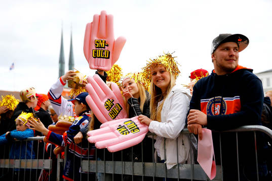Åskådare när Växjö firar SM-guld på Stortorget