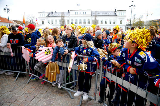 Åskådare när Växjö firar SM-guld på Stortorget