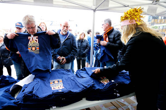T-shirt försäljning på torget när Växjö firar SM-guld