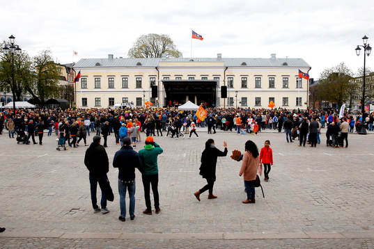 Folk samlas på Stortorget när Växjö firar SM-guld på