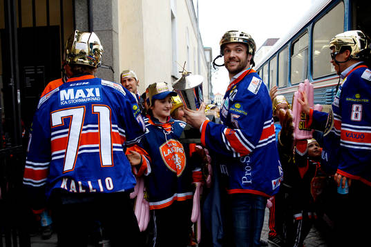 Växjös Tomi Kallio och Noah Welch anländer med bucklan