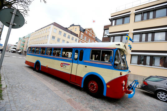 Spelarna anländer i en gammal buss när Växjö firar
