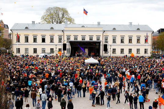 Stortorget börjar fyllas när Växjö firar SM-guld på
