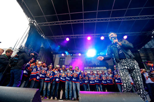 Ola Salo när Växjö firar SM-guld på Stortorget