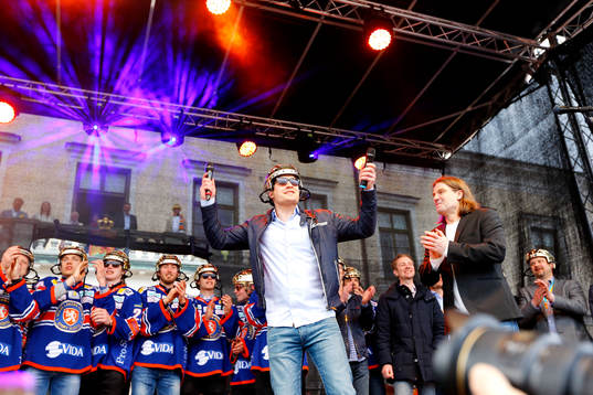 Växjös tränare Sam Hallam när Växjö firar SM-guld på