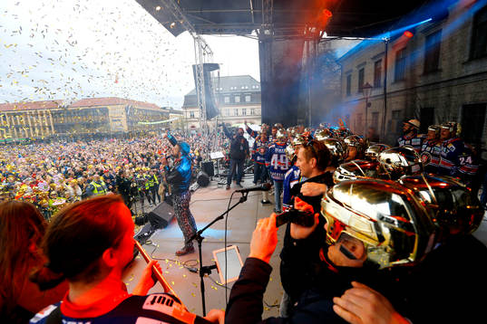 Konfettiregn när Växjö firar SM-guld på Stortorget