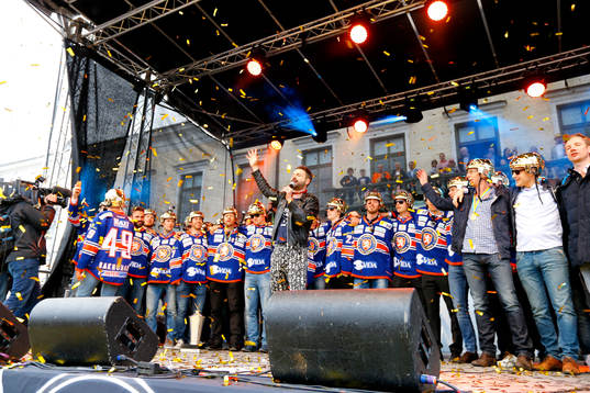 Ola Salo när Växjö firar SM-guld på Stortorget