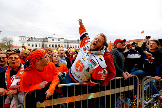 Lakejernas ledare Christoffer Martinsson när Växjö firar