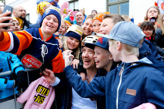 Växjös tränare Sam Hallam när Växjö firar SM-guld på
