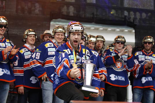 Växjös Tomi Kallio när Växjö firar SM-guld på