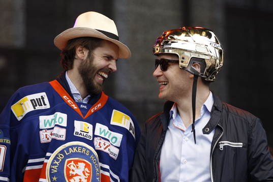 Växjös målvakt Cristopher Nihlstorp och tränare Sam