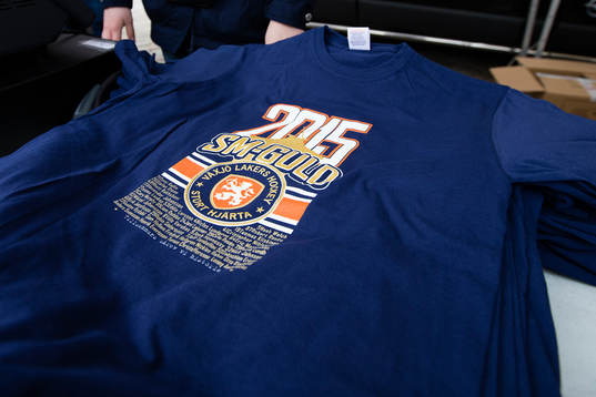 Färsäljning av T-shirts när Växjö firar SM-guld på