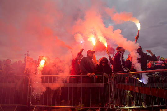 Några supportrar eldar bengaler när Växjö firar SM-guld