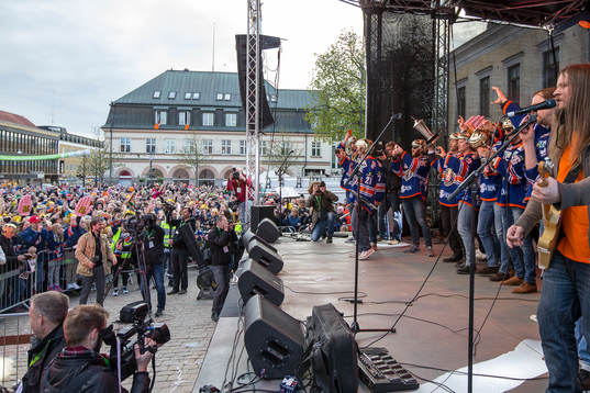 Laget tar emot publiken hyllning när Växjö firar SM-guld