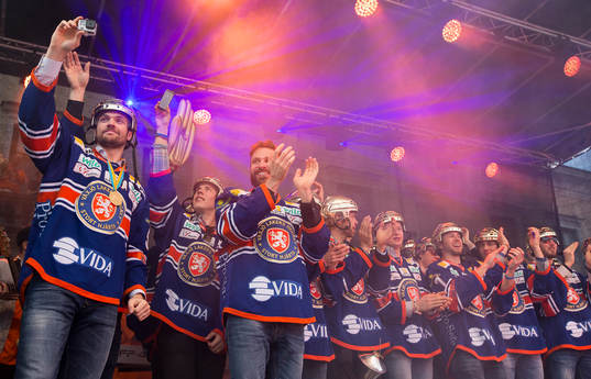 Laget tar emot publiken hyllning när Växjö firar SM-guld