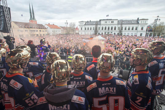 Laget tar emot publiken hyllning när Växjö firar SM-guld