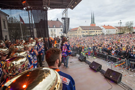 Laget tar emot publiken hyllning när Växjö firar SM-guld
