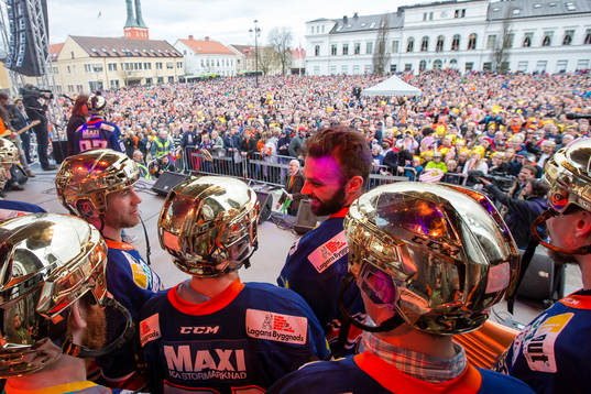 Laget tar emot publiken hyllning när Växjö firar SM-guld
