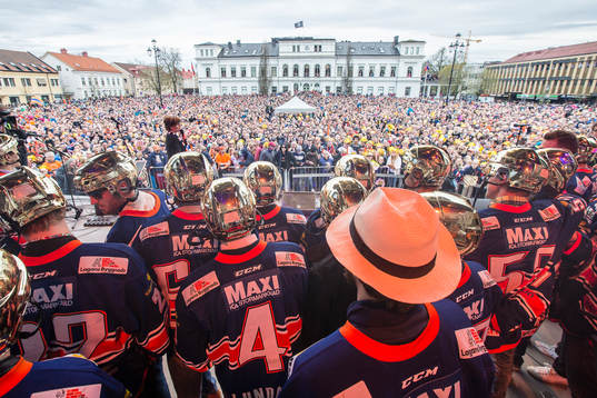 Laget tar emot publiken hyllning när Växjö firar SM-guld