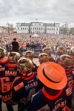 Laget tar emot publiken hyllning när Växjö firar SM-guld