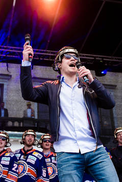 Växjös tränare Sam Hallam när Växjö firar SM-guld på