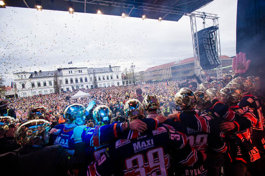 Laget tar emot publikens hyllning när Växjö firar