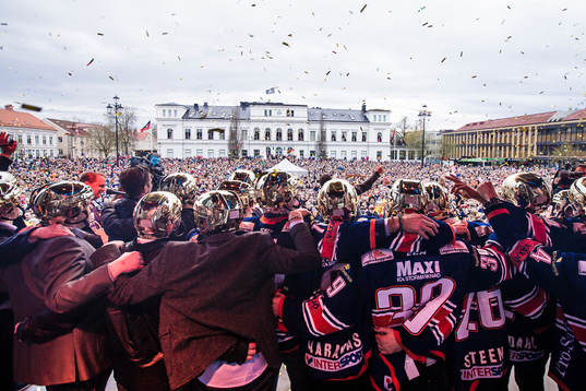 Laget tar emot publikens hyllning när Växjö firar