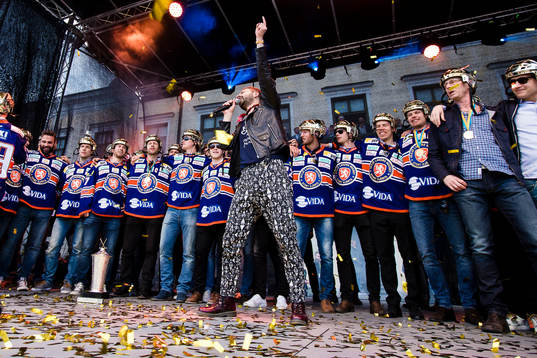 Ola Salo sjunger framför laget när Växjö firar SM-guld