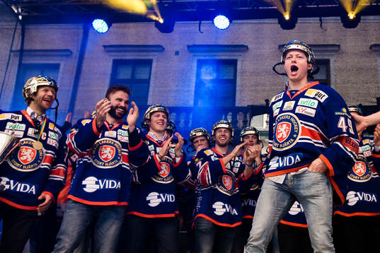 Rhett Rakhshani sjunger när Växjö firar SM-guld på
