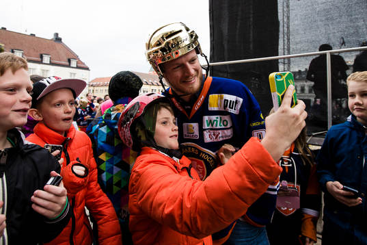 Växjös Nick Johnson tar selfies med fansen när Växjö
