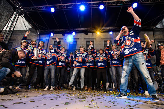 Laget dansar när Växjö firar SM-guld på Stortorget