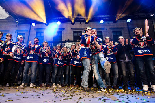 Rhett Rakhshani sjunger när Växjö firar SM-guld på