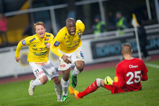 Falkenbergs Hakeem Araba och Dan Keat (i bakgrunden) jublar