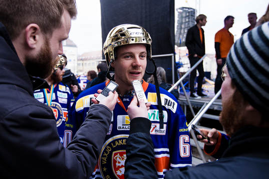 Erik Josefsson blir intervjuad när Växjö firar SM-guld