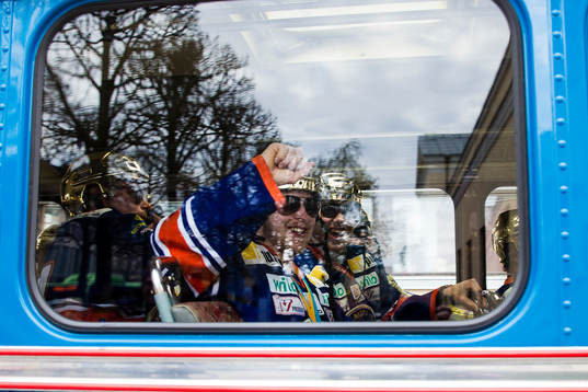 Tuomas Kiiskinen i bussen på väg till firandet när