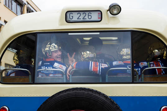 Erik Josefsson på bussen till firandet när Växjö firar