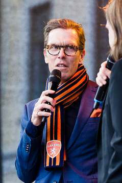 Växjös ordförande Michael Marchal blir intervjuad på