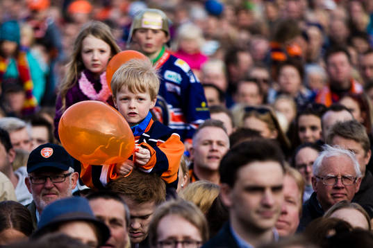 Supporter i publiken när Växjö firar SM-guld på
