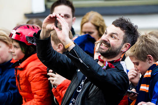 Ola Salo tar selfies med fansen när Växjö firar SM-guld