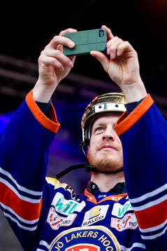 Nick Johnson tar bilder från scenen när Växjö firar
