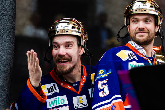Teemu Laakso och Noah Welch på scenen när Växjö firar