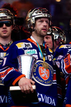 Tomi Kallio med sm-bucklan när Växjö firar SM-guld på