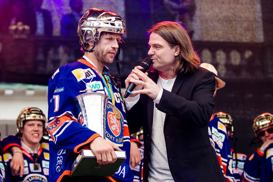 Tomi Kallio blir intervjuad påscenen när Växjö firar