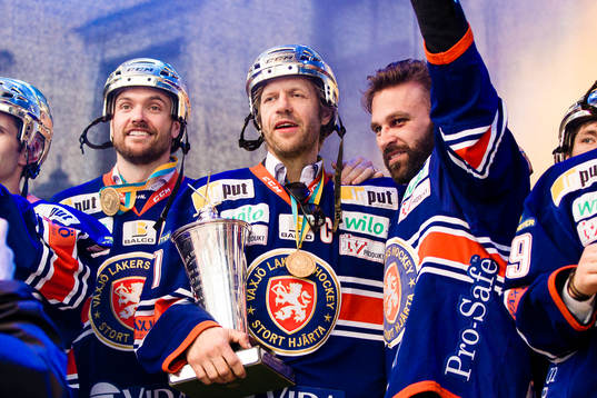 Noah Welch, Tomi Kallio och Josh Hennessy firar när