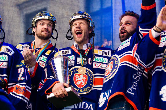 Noah Welch, Tomi Kallio och Josh Hennessy firar när