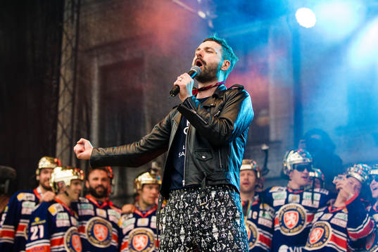 Ola Salo sjunger framför laget när Växjö firar SM-guld