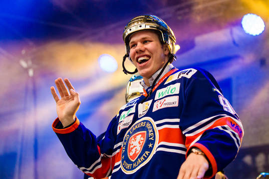 Mikael Johansson tar emot publikens hyllning när Växjö