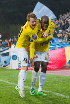 Falkenbergs Dan Keat och Hakeem Araba jublar