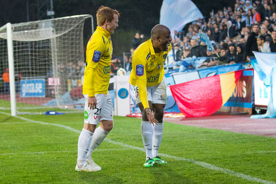 Falkenbergs Dan Keat och Hakeem Araba jublar